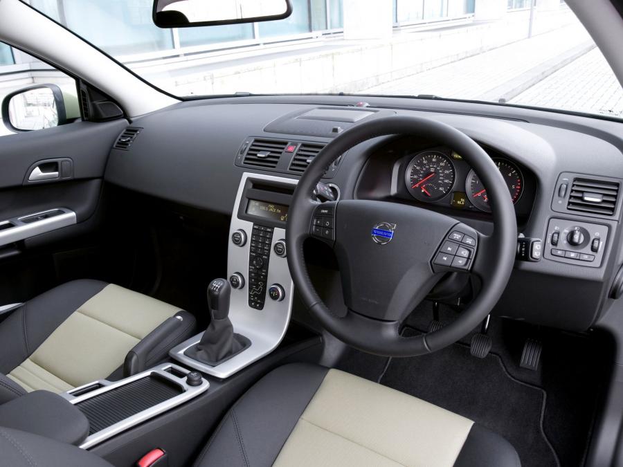  Volvo C30 2 0D 2010 года  (UK) (фото 2 из 16)